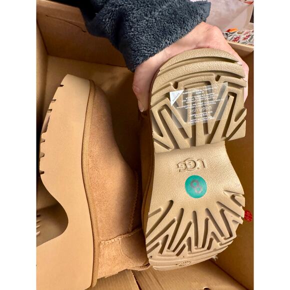 BRAND NEW Uggs - Classic Ultra Mini Platform Boot - 8 - Picture 3 of 5